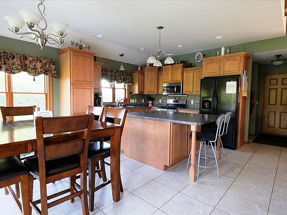 3rd image of W264S7865 Oakdale Dr