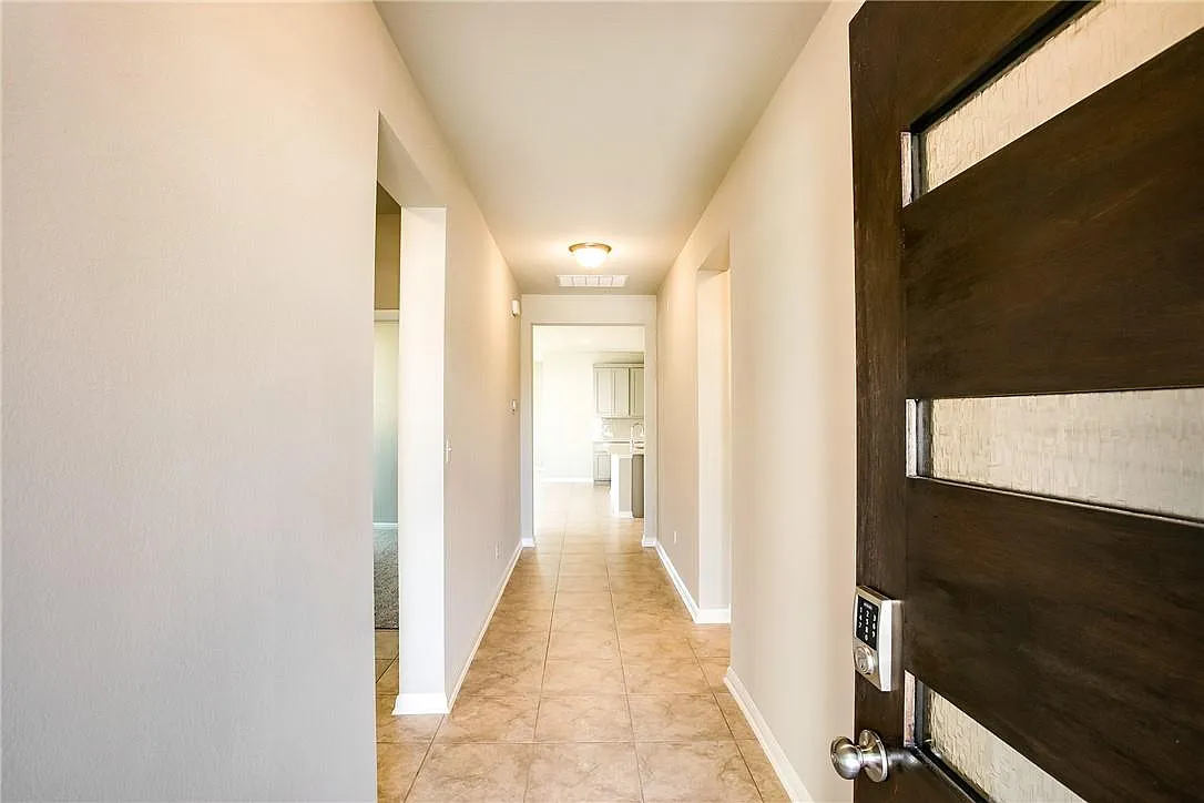 3 bed, 2.0 bath, 1618 sqft, $1,999 — Photo 4