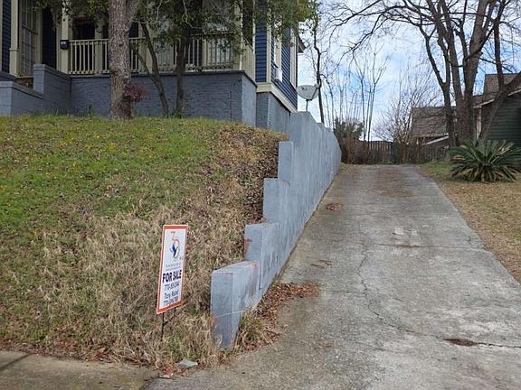 3rd image of 975 Maple St