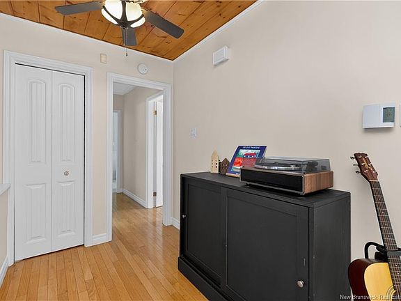 4th image of 223 Edgett Ave