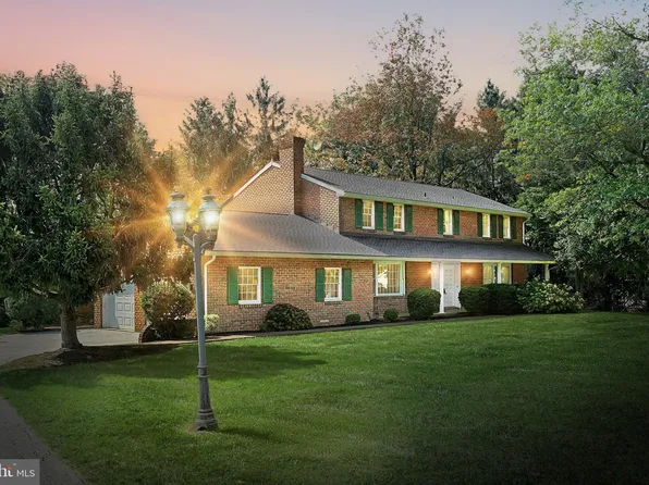 240 Brookwood Dr, York, PA 17403