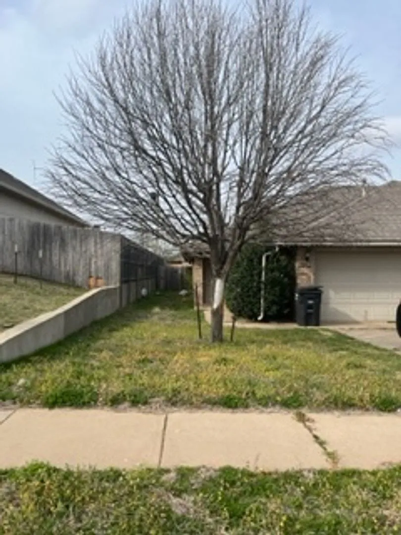 Building Photo - Moore Single Story Duplex