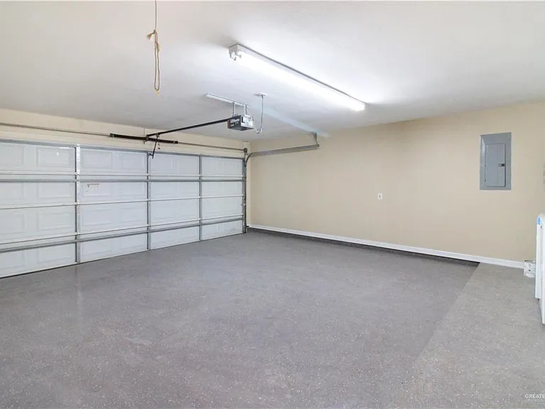 3504 N Champagne Dr — Photo 21