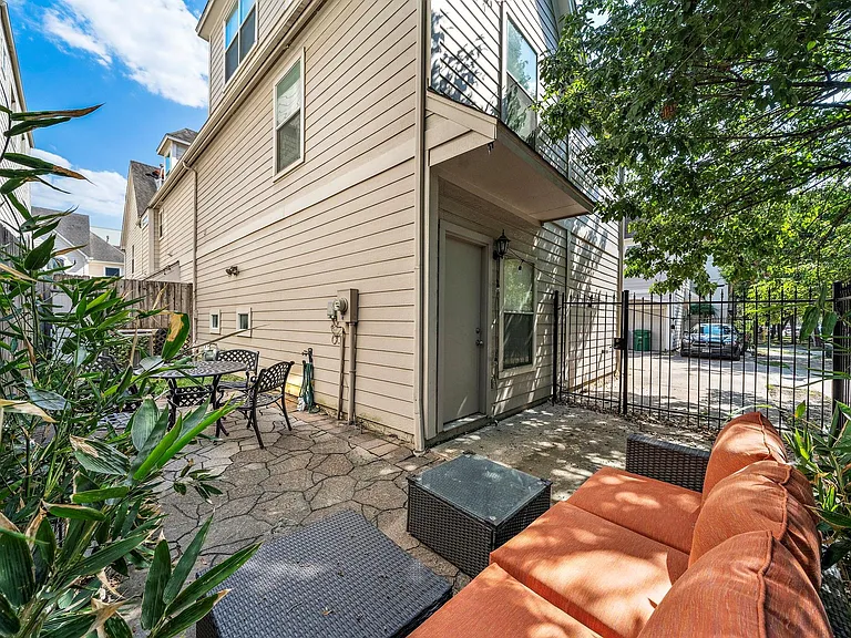 2915 Chenevert St — Photo 12