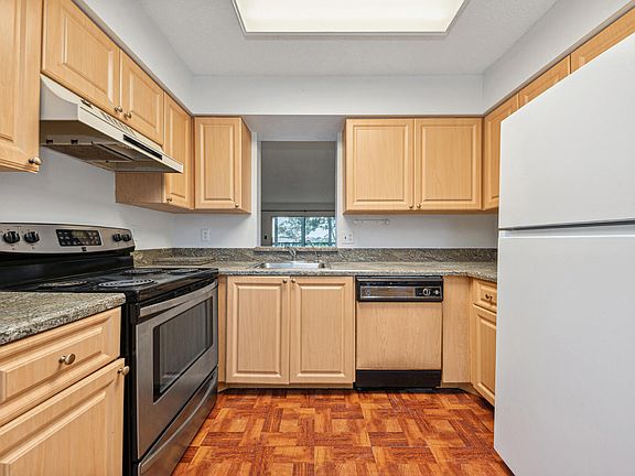 5th image of 7146 Huntington Lane #207