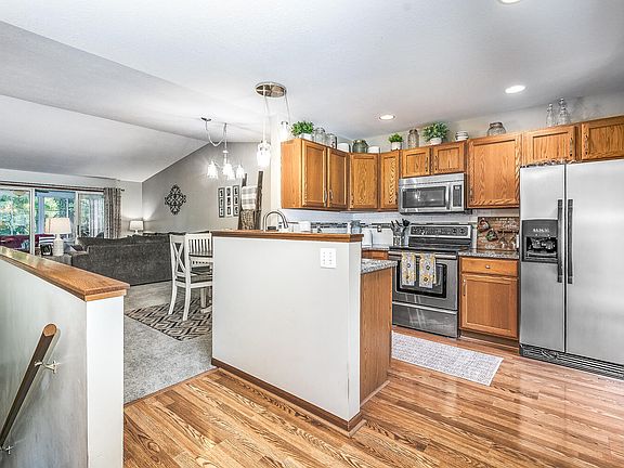 3rd image of 159 Bridgewood Dr