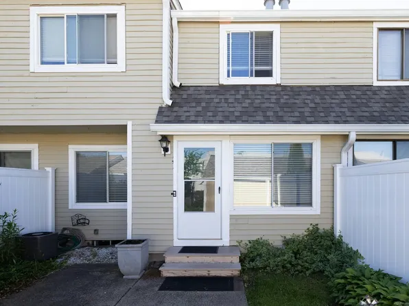 609 Longfellow Dr, Branford, CT 06405