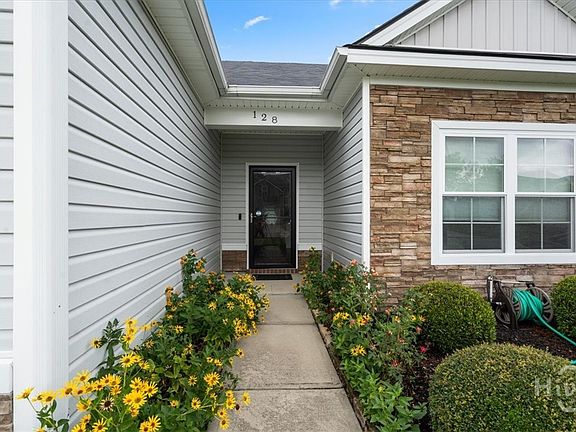 4th image of 128 Waverly Way