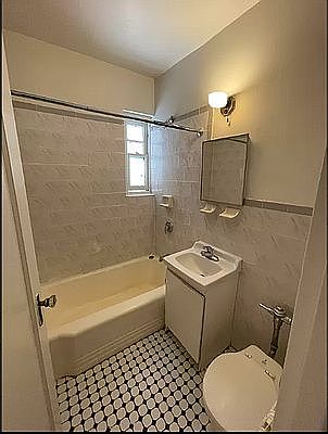 3rd image of 220 E 52nd St APT 5D