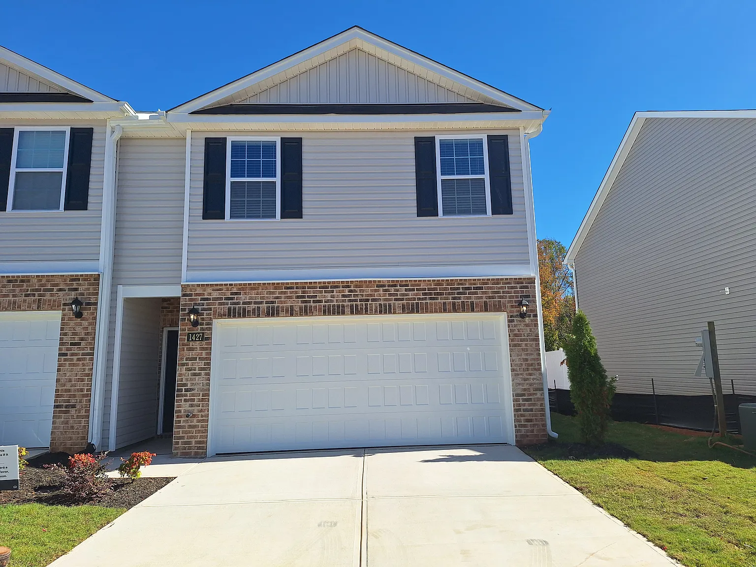 4 bed, 2.5 bath, 1658 sqft, $2,300 — Photo 1