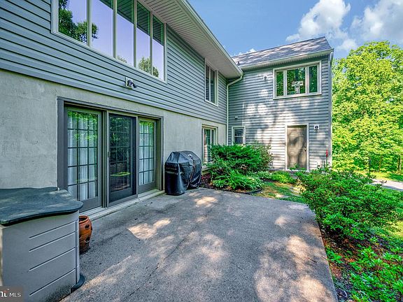 5th image of 8 Ridgemore Cir
