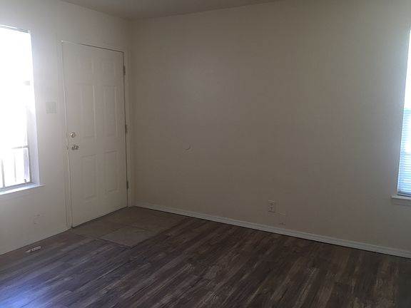 2nd image of 916 San Pedro Dr SE