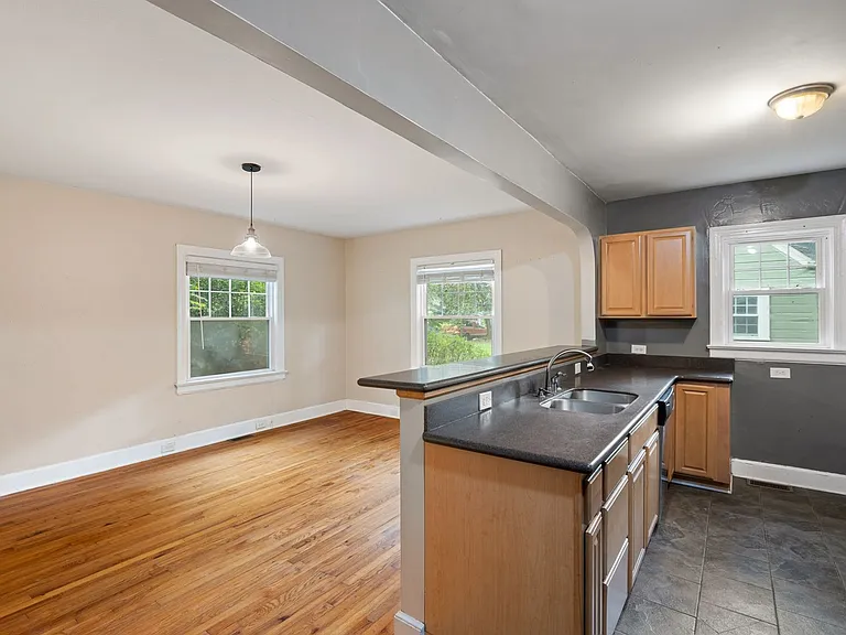 713 W Knox St — Photo 12