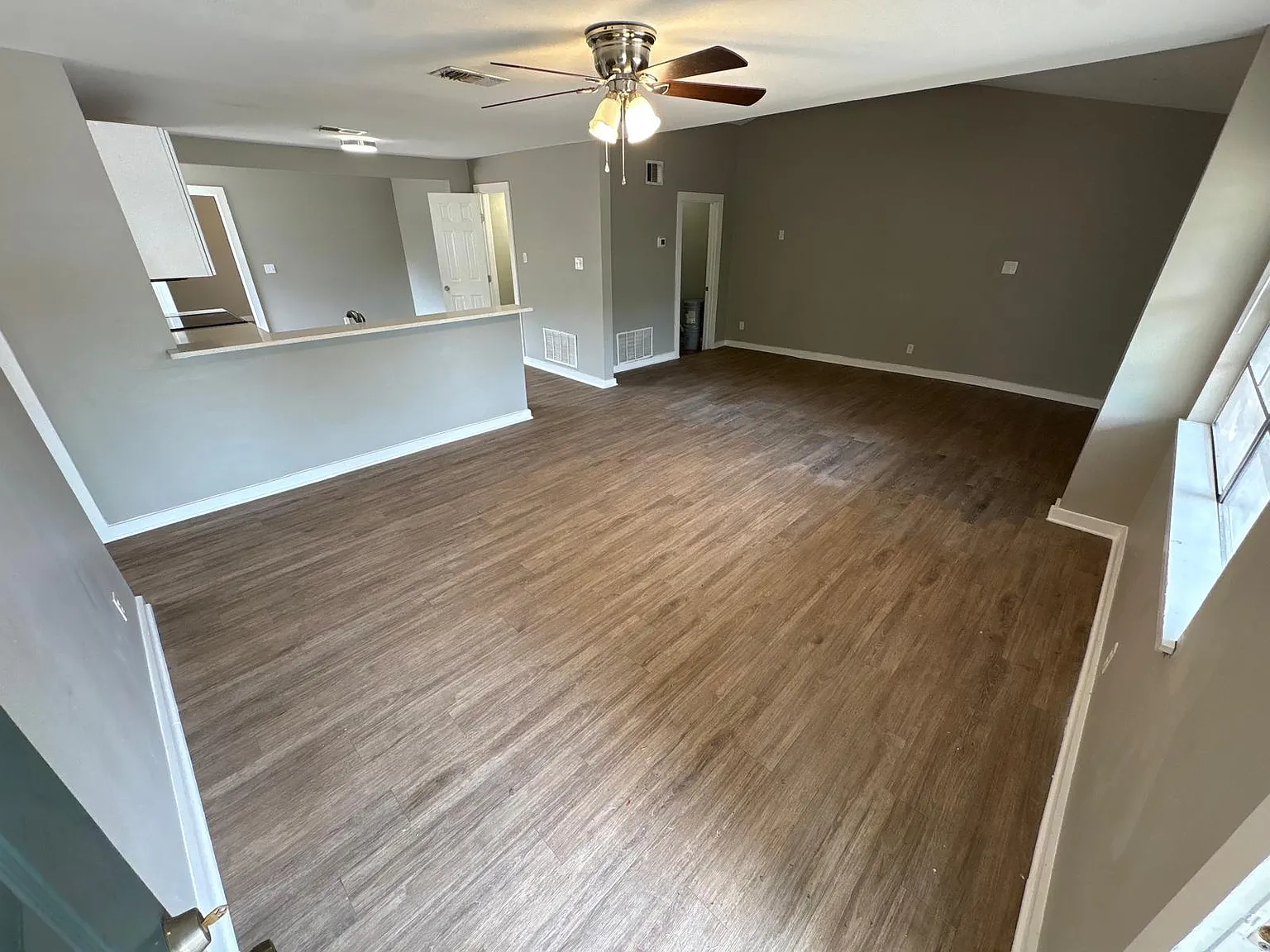 3 bed, 2.0 bath, 1236 sqft, $1,995 — Photo 2