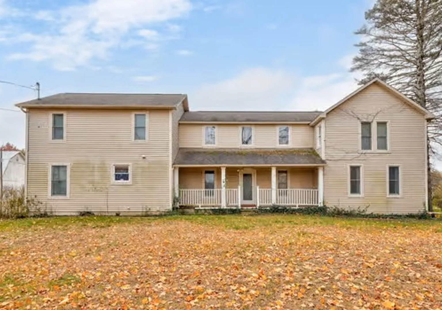 Spacious 5BR/3BA Farmhouse | In-Law Suite + 2 Kitchens | Bridgeport Twp — Photo 1