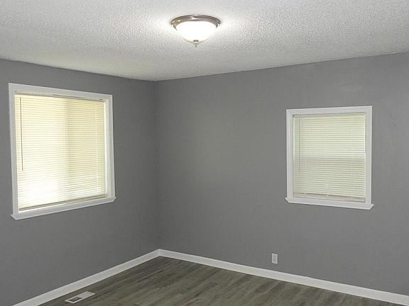4th image of 23 E Pine St