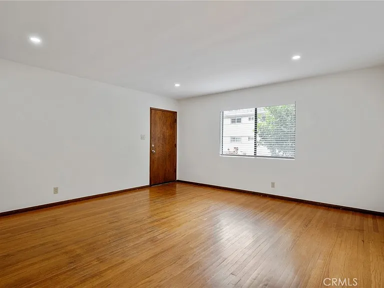 983 W 10th St — Photo 4