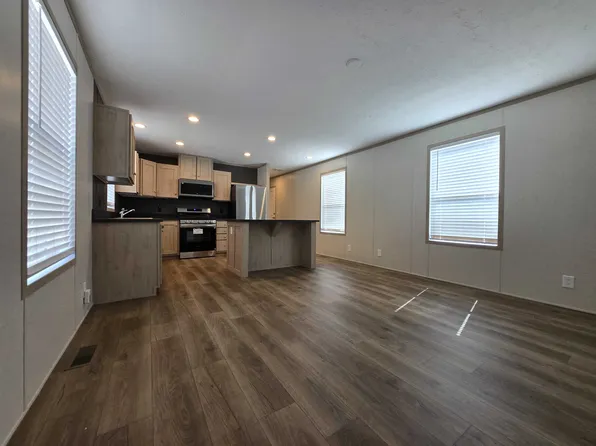 29800 Guilford Cir, New Baltimore, MI