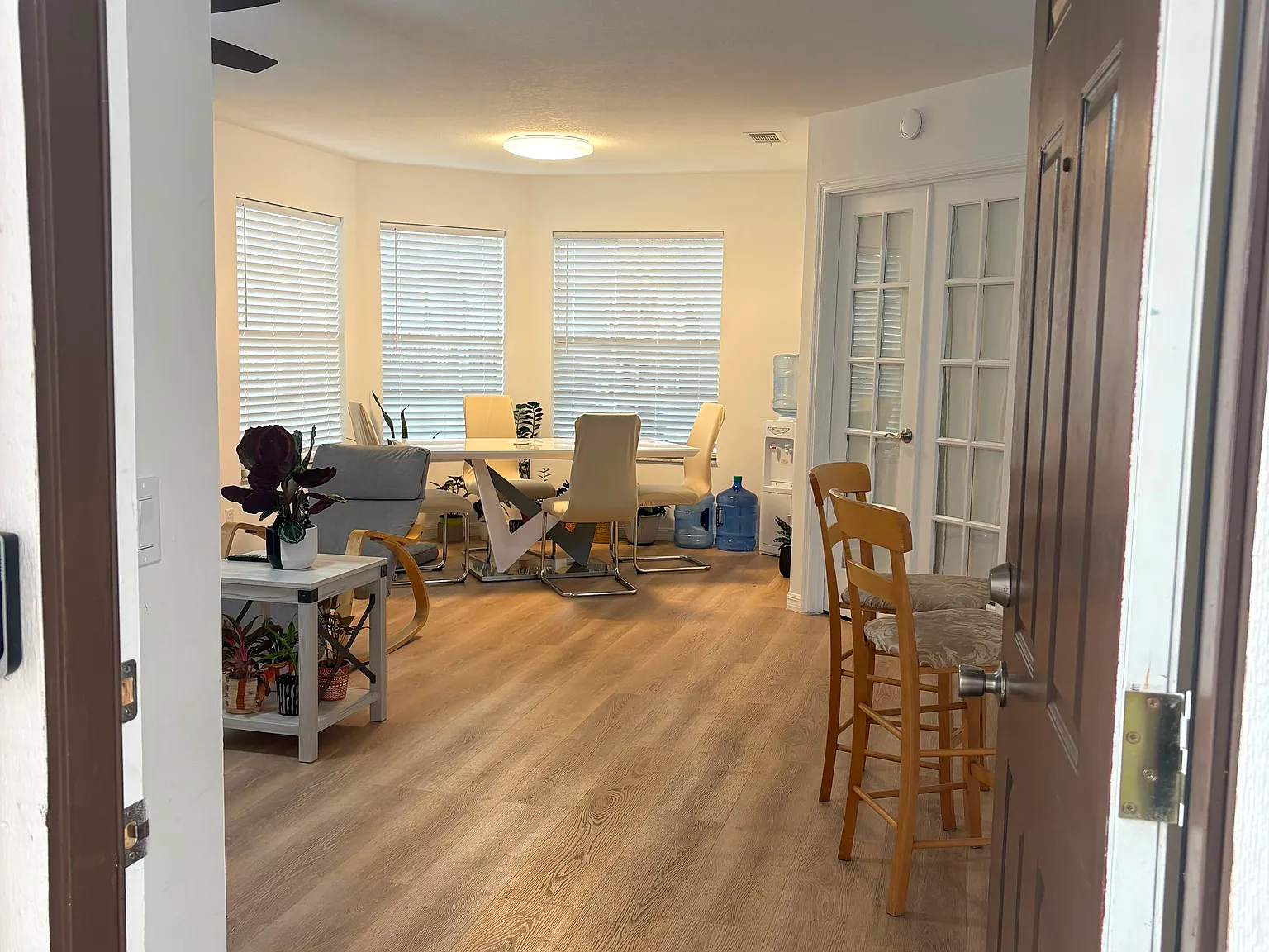 3 bed, 1130 sqft, $1,900 — Photo 3