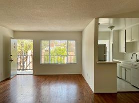 7120 Lexington Ave