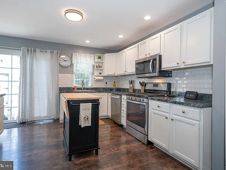 586 Summit St — Photo 14