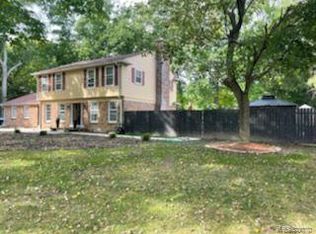25580 Ingleside Dr, Southfield, MI 48033