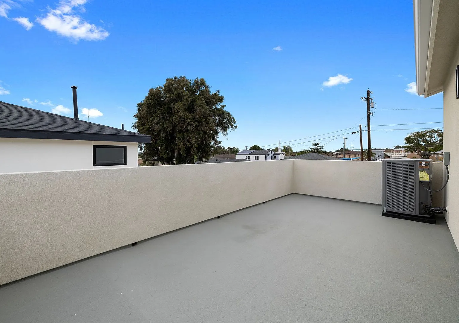 Spacious Remodeled 3BD/2BA with Massive Rooftop Deck, In-Unit W/D + Parking |Two Weeks of Free Re... — Photo 4