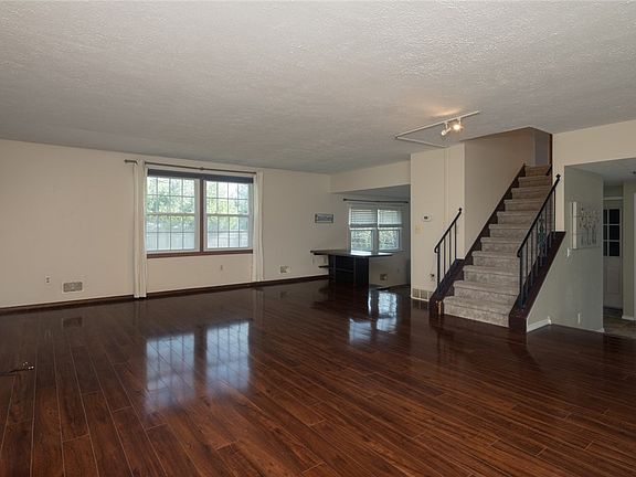 3rd image of 30 Halmore Dr