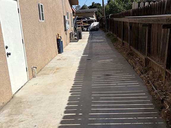 3rd image of 5383 E Clay Ave