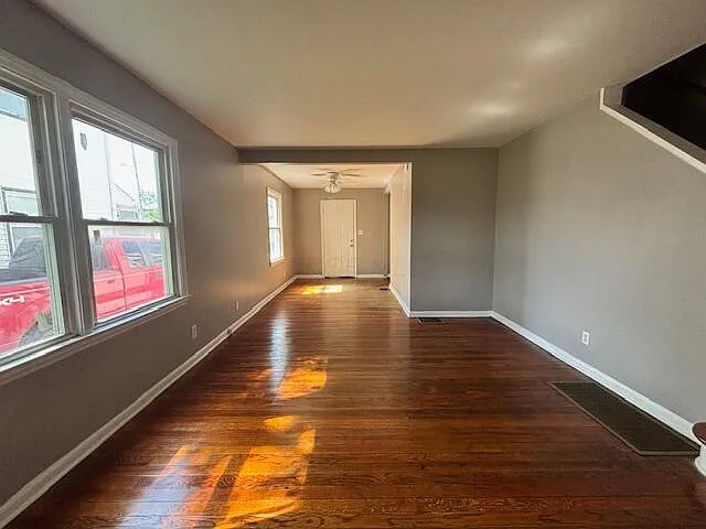 2 bed, 1.0 bath, 1792 sqft, $1,000 — Photo 2