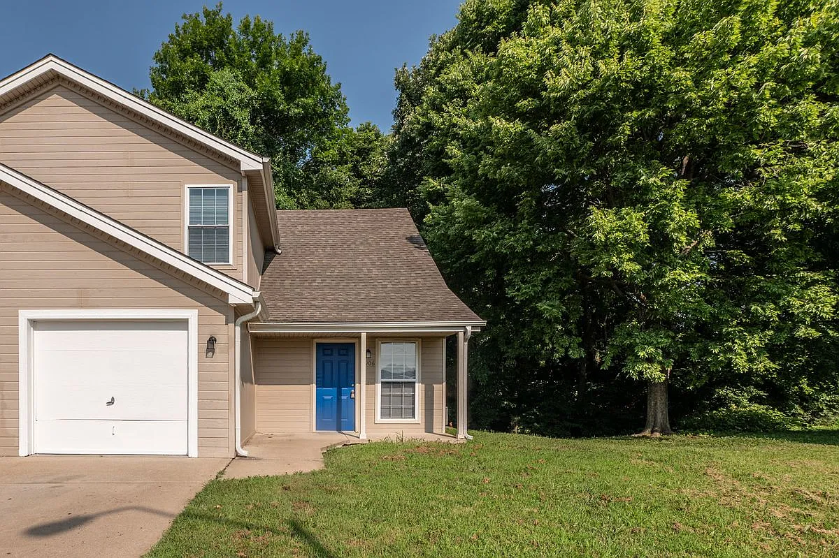 3 bed, 1.5 bath, 1300 sqft, $1,800 — Photo 1