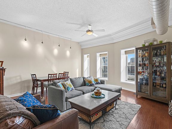 3rd image of 3323 N Paulina St APT 4E
