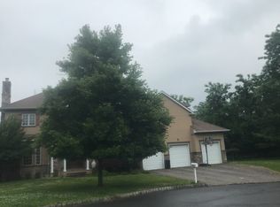 8 Frueh Ct, Old Tappan, NJ 07675