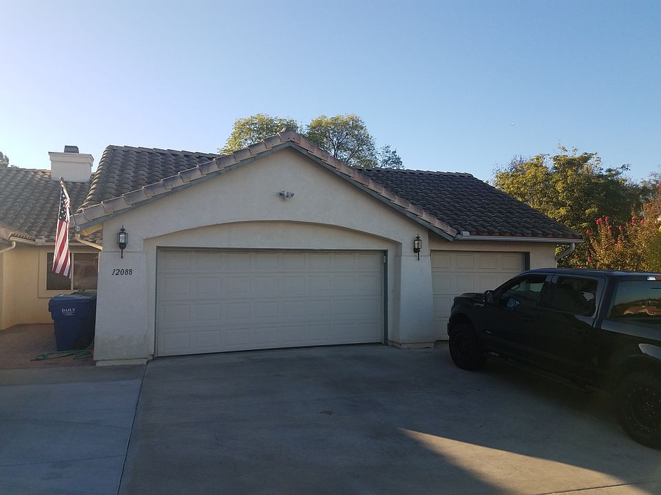 spacious driveway