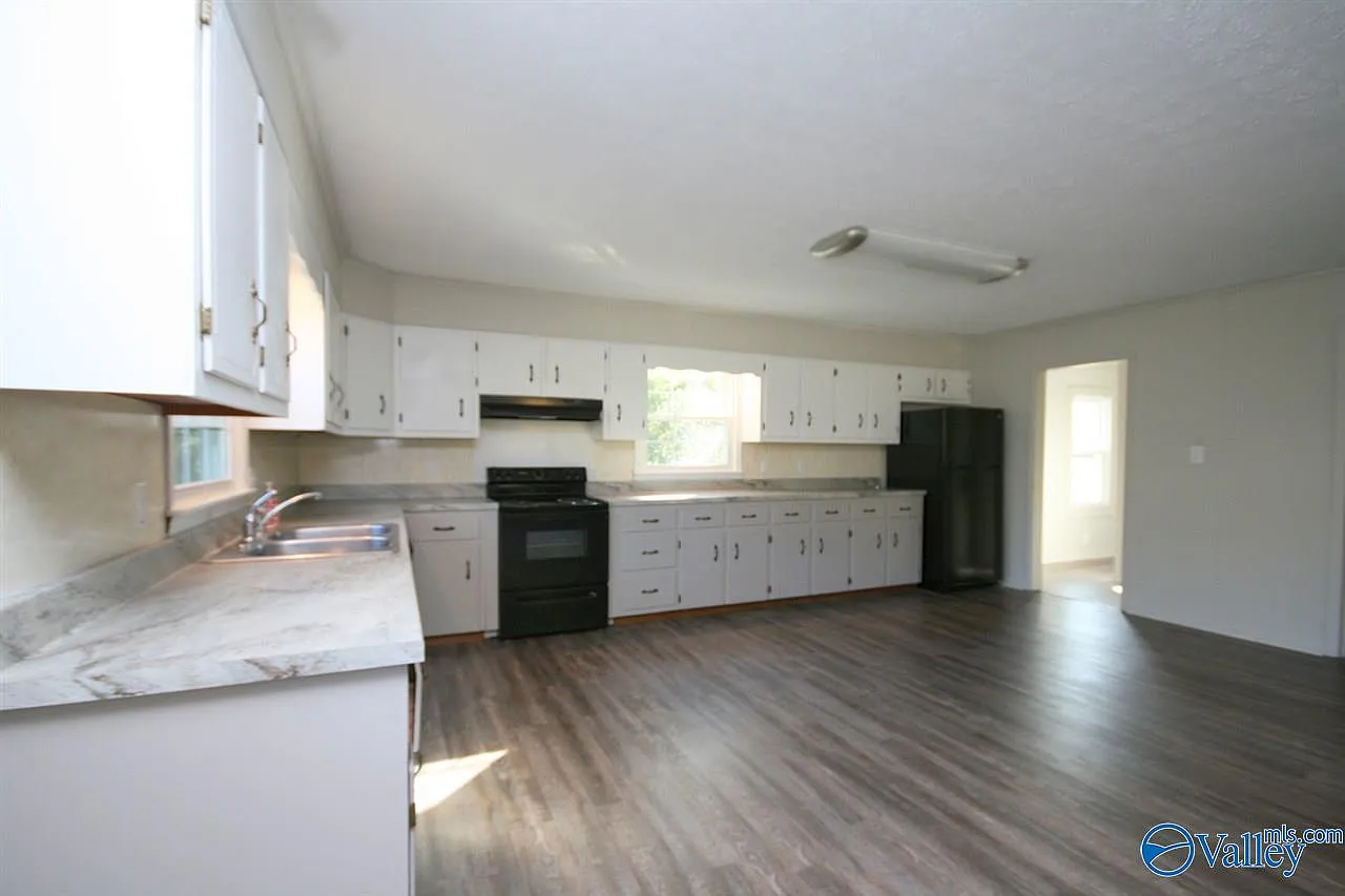 4 bed, 2.0 bath, 1560 sqft, $1,850 — Photo 4