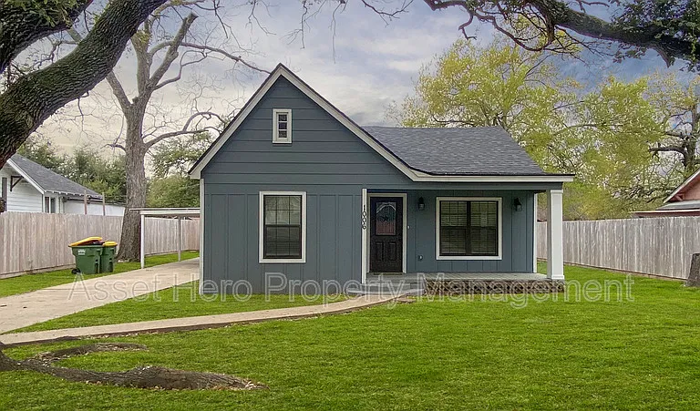 1006 Cedar St — Photo 1