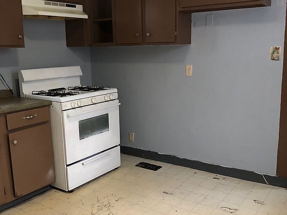 2nd image of 139 John St #1