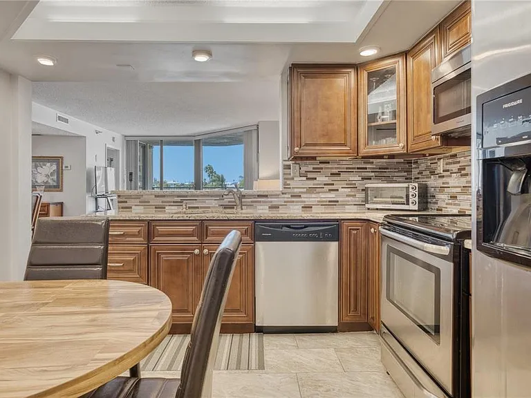 690 Island Way #307 — Photo 7