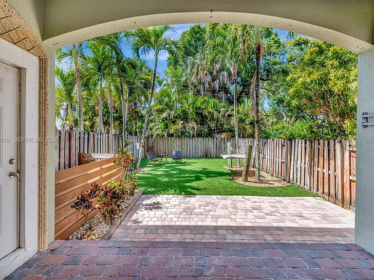 853 SW 11th Ct — Photo 42