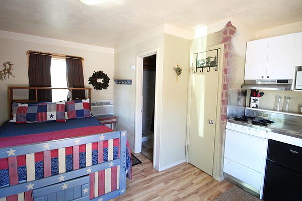 2nd image of 910 Yampa Ave #1