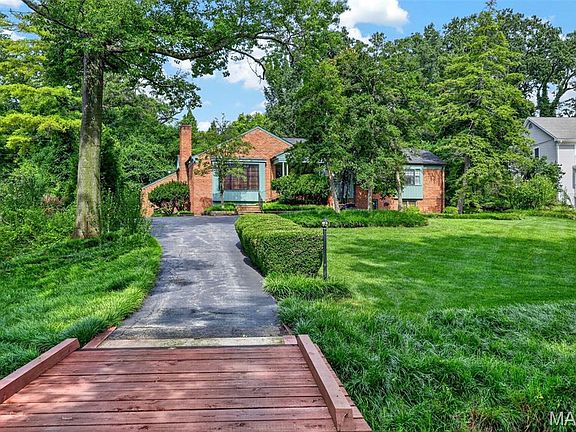 2nd image of 8 Winding Brook Ln