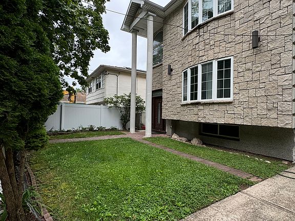 3rd image of 821 Rockland Ave #2B