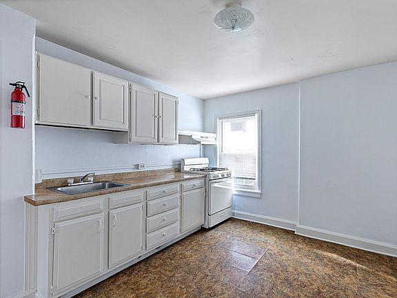 3rd image of 808 W 8th St #C