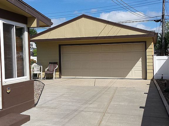 Driveway/garage view