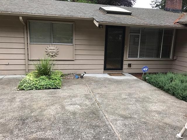 Front entrace - full fenced for privacy
