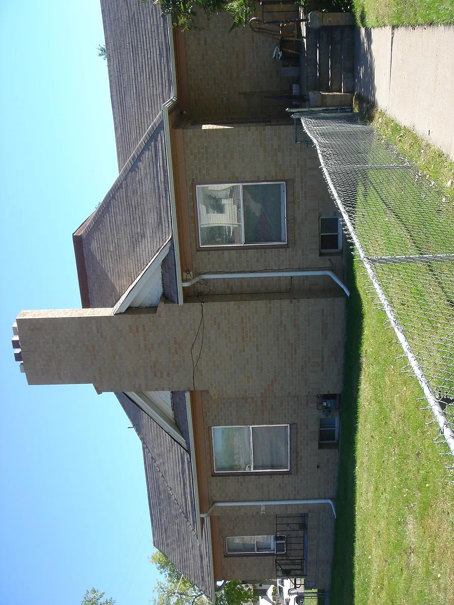 Building Photo - 2204 1/2 10th Ave