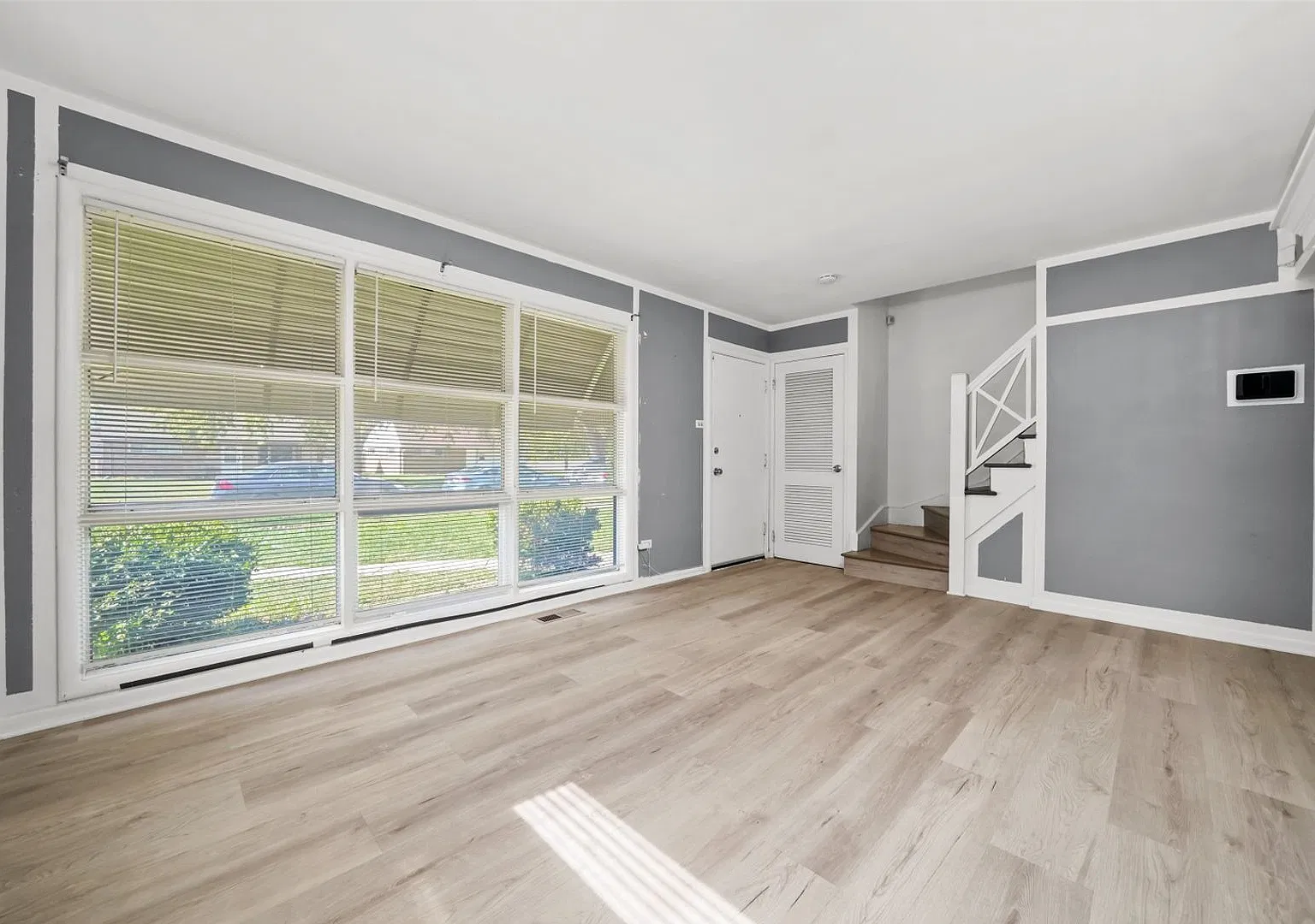 Charming 4BR House in Lansing — Photo 2