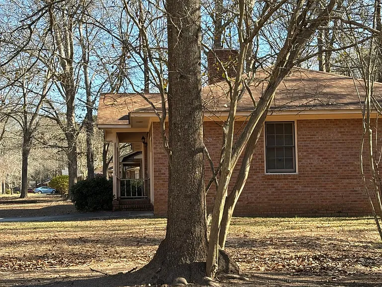 1460 Crowndale Dr — Photo 1