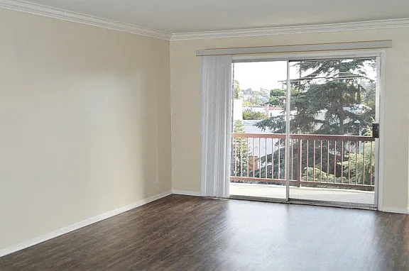 Los Feliz Summit Apartments — Photo 10
