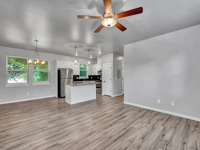1138 N Blackwelder Ave — Photo 8